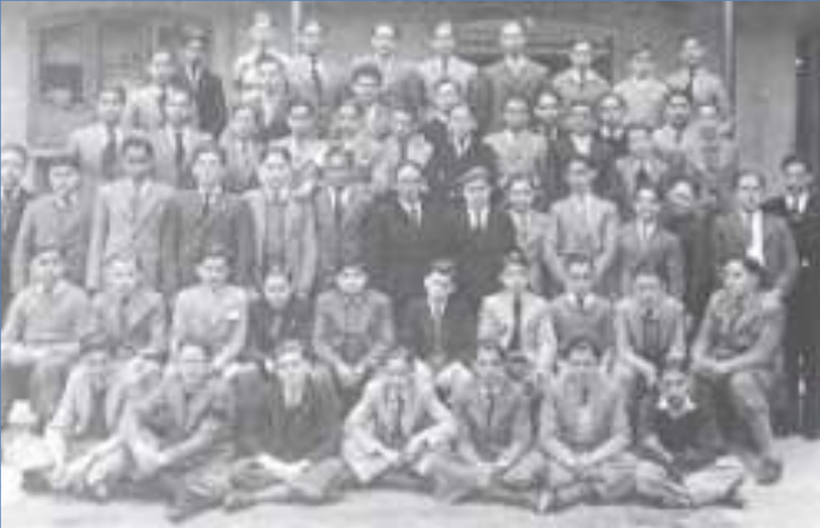 El P. Casanovas, en el centro de la 3ª fila, ya de paisano, al finalizar el curso en julio de 1936.